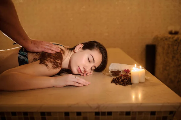 Zijaanzicht Van Een Mooie Vrouw Spa Salon Met Spa Therapie — Stockfoto