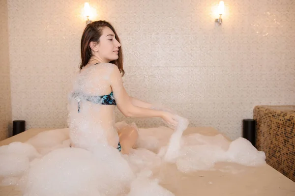 Mujer Joven Espuma Blanca Hamam — Foto de Stock