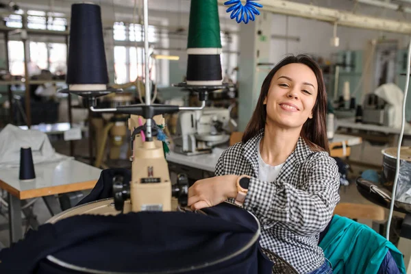 Photo Rapprochée Une Jeune Femme Travaillant Avec Une Machine Tricoter — Photo