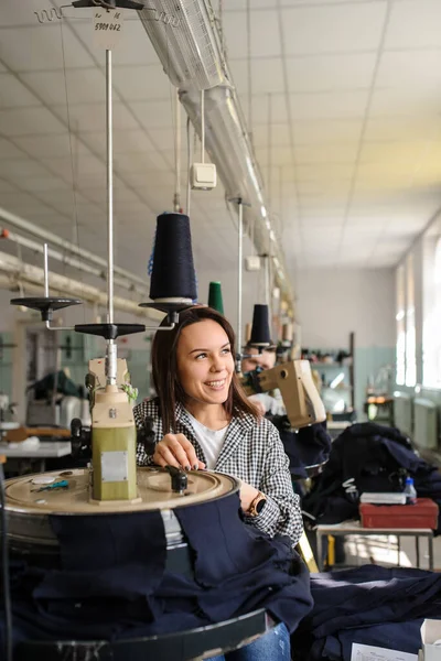 Foto Ravvicinata Una Giovane Donna Che Lavora Con Macchina Collegamento — Foto Stock