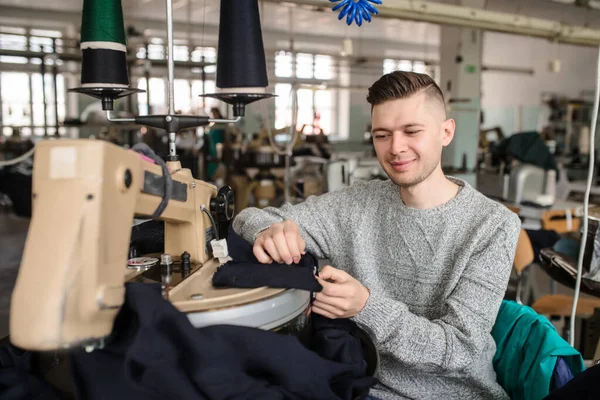 Photo Rapprochée Jeune Homme Travaillant Avec Une Machine Tricoter Dans — Photo