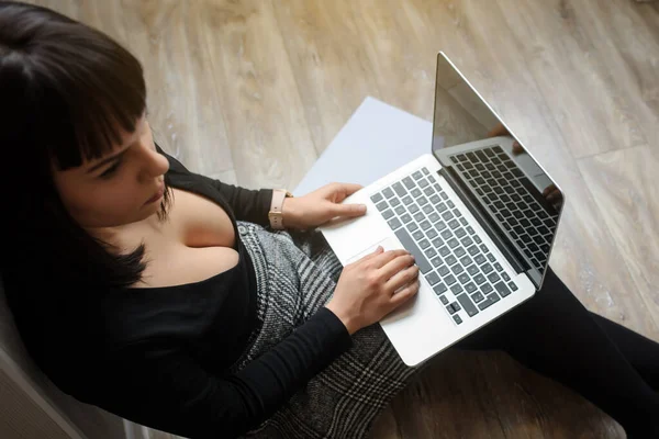 Vista Laterale Brunete Caldo Abito Ufficio Seduto Sul Pavimento Lavoro — Foto Stock