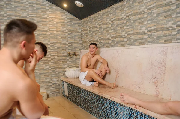 Zbliżenie Zdjęcie Mężczyzn Relaksujących Się Hamamie Centrum Spa — Zdjęcie stockowe