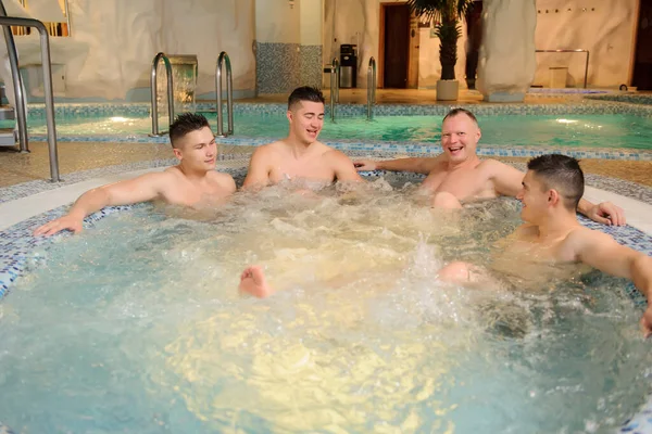 Zblízka Fotografie Mužů Relaxujících Bazénu Lázeňském Centru — Stock fotografie