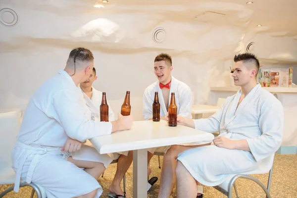 Primer Plano Foto Hombres Batas Blancas Sentados Alrededor Una Mesa —  Fotos de Stock