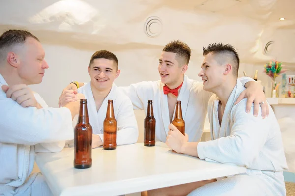 Zblízka Fotografie Mužů Bílých Šatech Sedících Kolem Stolu Popíjejících Pivo — Stock fotografie