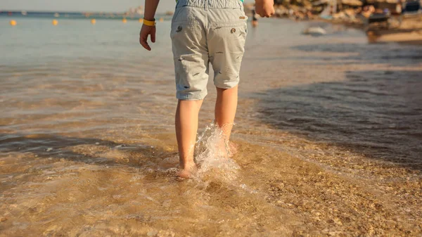 Foto Niño Pantalones Cortos Azules Caminando Por Playa — Foto de Stock