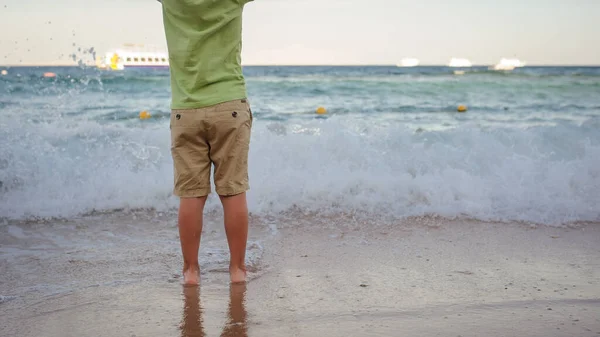 Foto Von Einem Jährigen Jungen Mit Erhobenen Händen Grünem Shirt — Stockfoto