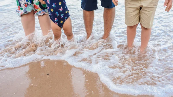 Nahaufnahme Von Mutter Vater Bruder Und Schwester Beine Wasser Meer — Stockfoto