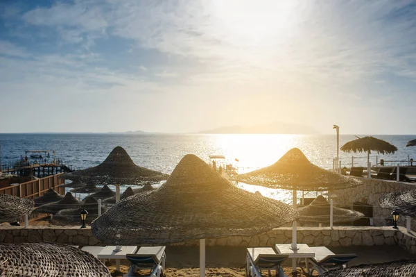 Thatched Beach Umbrellas Loungers Beach Idyllic Tropical Resort Summer Vacation — Stock Photo, Image