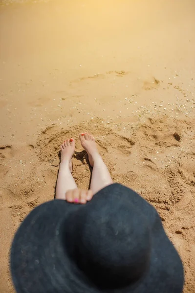 Vista Superior Las Piernas Mujer Sombrero Relajante Playa — Foto de Stock