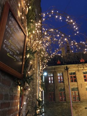 Brugge, Belçika çikolata dükkanında giriş Noel süslenmiş 