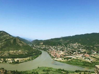 Hava panoramik şehir Mtsheta Jvari Manastırı. İki nehir - Kura ve Aragvi. Gürcistan