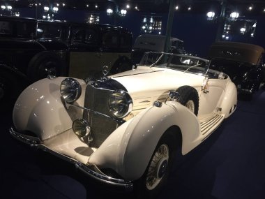 Mulhouse/Fransa-08/2016: Mercedes Benz 540k, Mulhouse Otomobil Müzesi'nde maruz eski vintage cabriolet beyaz araba. En büyük araba koleksiyonu Müzesi. 