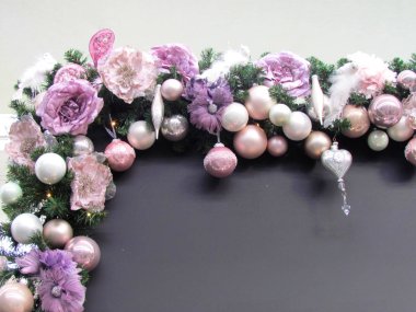 Noel arka plan ve çam dalları garland s, parlak toplar ve çiçek süslemeleri ile dekorasyon.