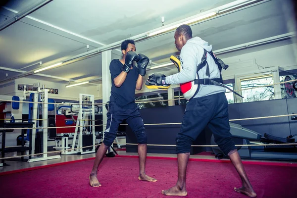 Entrenador Boxeo Con Chaleco Protector Guantes Enfoque Mientras Entrena Joven — Foto de Stock