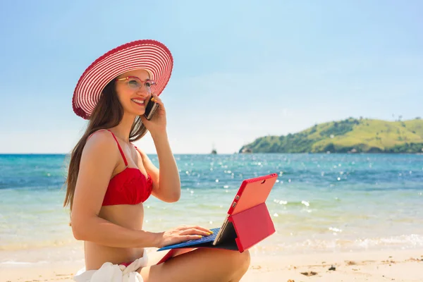Modne młoda kobieta rozmowy na telefon komórkowy na plaży — Zdjęcie stockowe