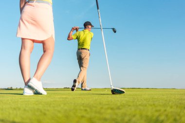 Matchplay sırasında onun ortağı ile profesyonel golf oynayan adam 