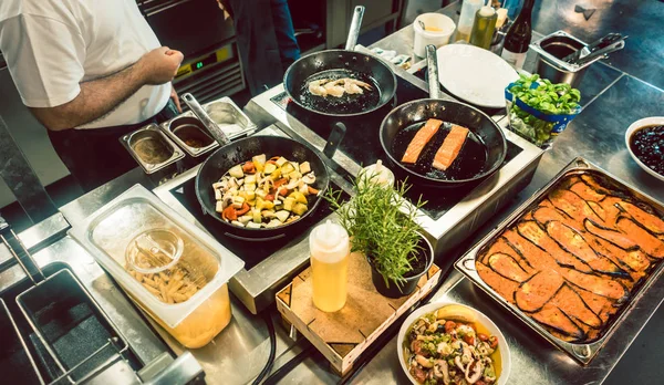 Vários ingredientes frescos no fogão de uma cozinha comercial — Fotografia de Stock