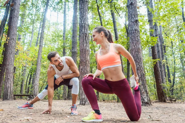 男人和女人在锻炼前热身和伸展运动 — 图库照片