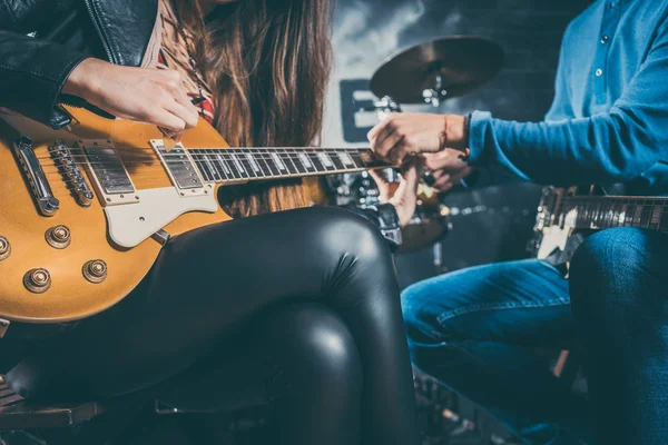 Professor de música de guitarra ajudando seu aluno — Fotografia de Stock