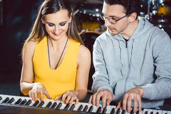 Pianistas tocando juntos de quatro mãos — Fotografia de Stock