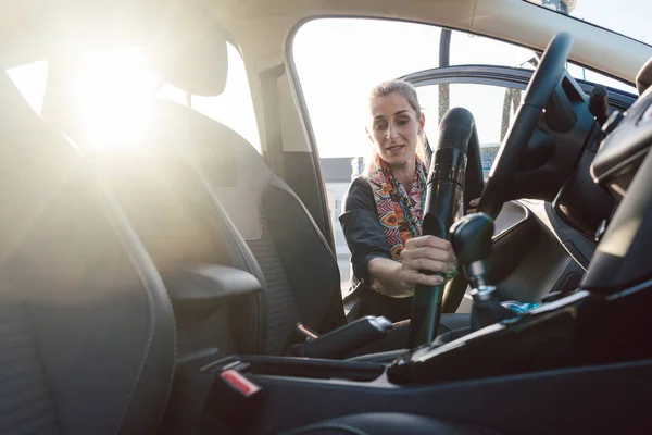 Vrouw reinigen binnenkant auto — Stockfoto