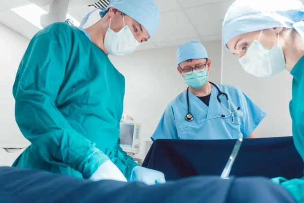 Médico cirúrgico em plena concentração na operação — Fotografia de Stock