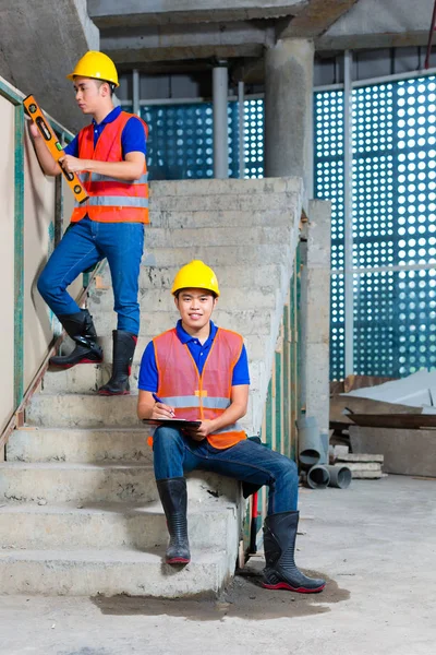Ασιάτες εργάτες σε οικοδομή ή κατασκευή site τοίχου — Φωτογραφία Αρχείου