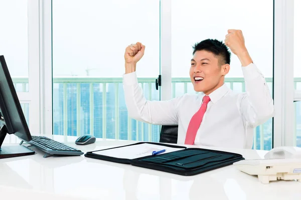 Asian broker trading in office making profit — Stock Photo, Image