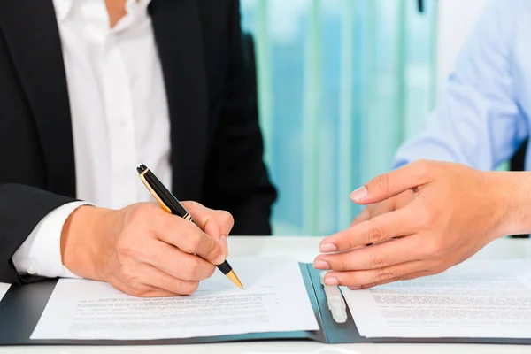 Business people sign agreement — Stock Photo, Image
