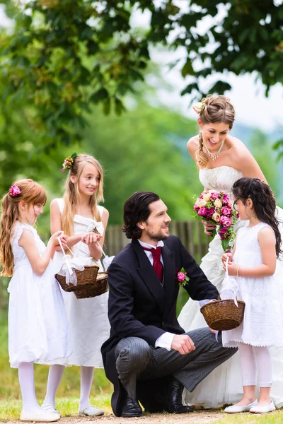 Casal de noivas no casamento com crianças dama de honra — Fotografia de Stock