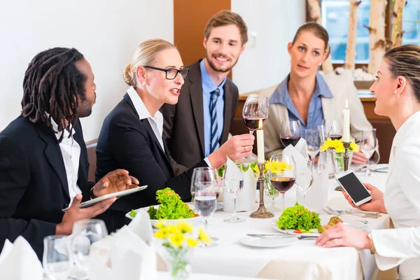 Teamet på affärsmöte lunch i restaurang — Stockfoto