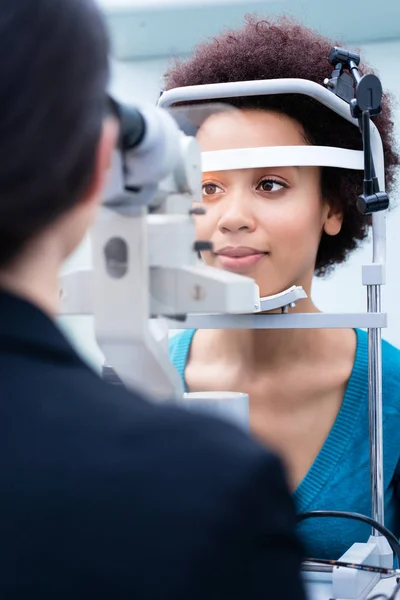 Opticien vrouwen ogen meten met een refractometer — Stockfoto