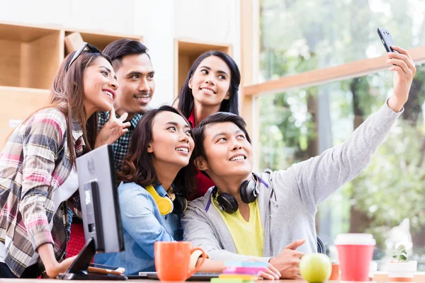 Kreativteam aus fünf begeisterten Mitarbeitern macht ein Selfie-Foto — Stockfoto