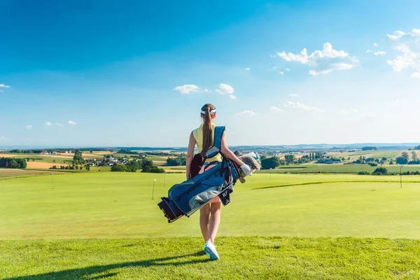 Rückansicht einer aktiven Frau mit blauer Standtasche in voller Länge — Stockfoto