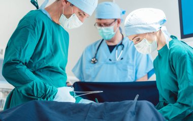 Operasyon tam konsantrasyon cerrahi doktoru