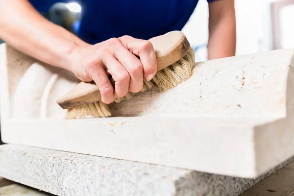 Stonemason cepillando polvo de piedra de la pieza de trabajo — Foto de Stock