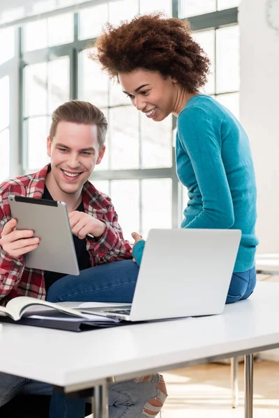 Dva šťastní studenti sledovat vtipné video na počítači tablet Pc během přestávky — Stock fotografie