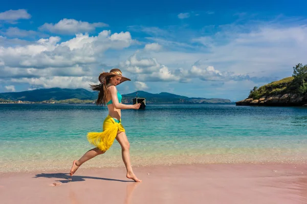 Модная молодая женщина наслаждается счастьем и свободой на тропическом пляже — стоковое фото