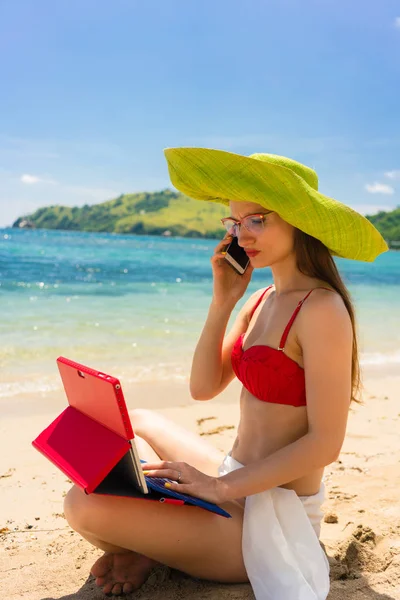 Şık genç kadın sahilde cep telefonunda söz — Stok fotoğraf