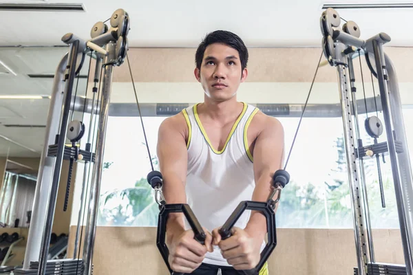 Asiático guapo hombre ejercitando cable crossover para pecho músculos — Foto de Stock