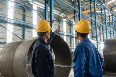 Vasıflı işçi çırak için talimatlar verirken yukarı dönük