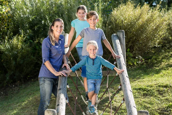 Aile Macera oyun oynayan çocuklar ile