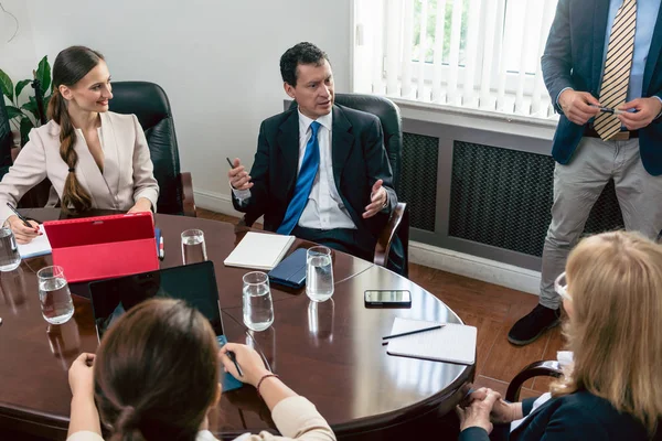 Gerente visionário compartilhando suas ideias durante uma reunião formal — Fotografia de Stock