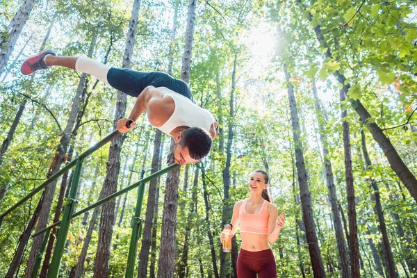 Sportliches Paar beim Training im Outdoor-Fitnessstudio — Stockfoto