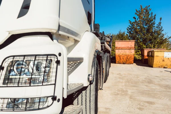 Contenitore detriti demolizione in attesa di essere caricato su camion — Foto Stock