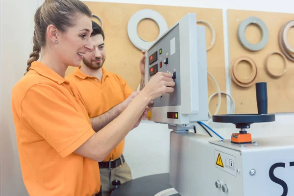 Team von Tischlern programmiert CNC-Maschine in ihrer Werkstatt — Stockfoto