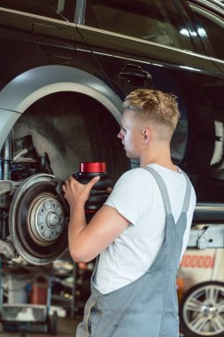 Mekanik disk frenler modern bir tamirciye bir otomobilin yerine deneyimli