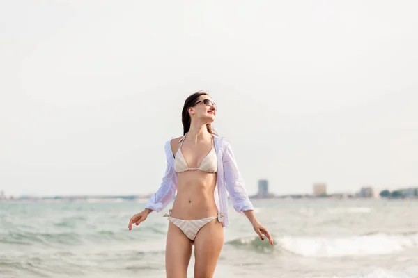 Kvinna i bikini promenader ner till stranden i sin sommarsemester — Stockfoto